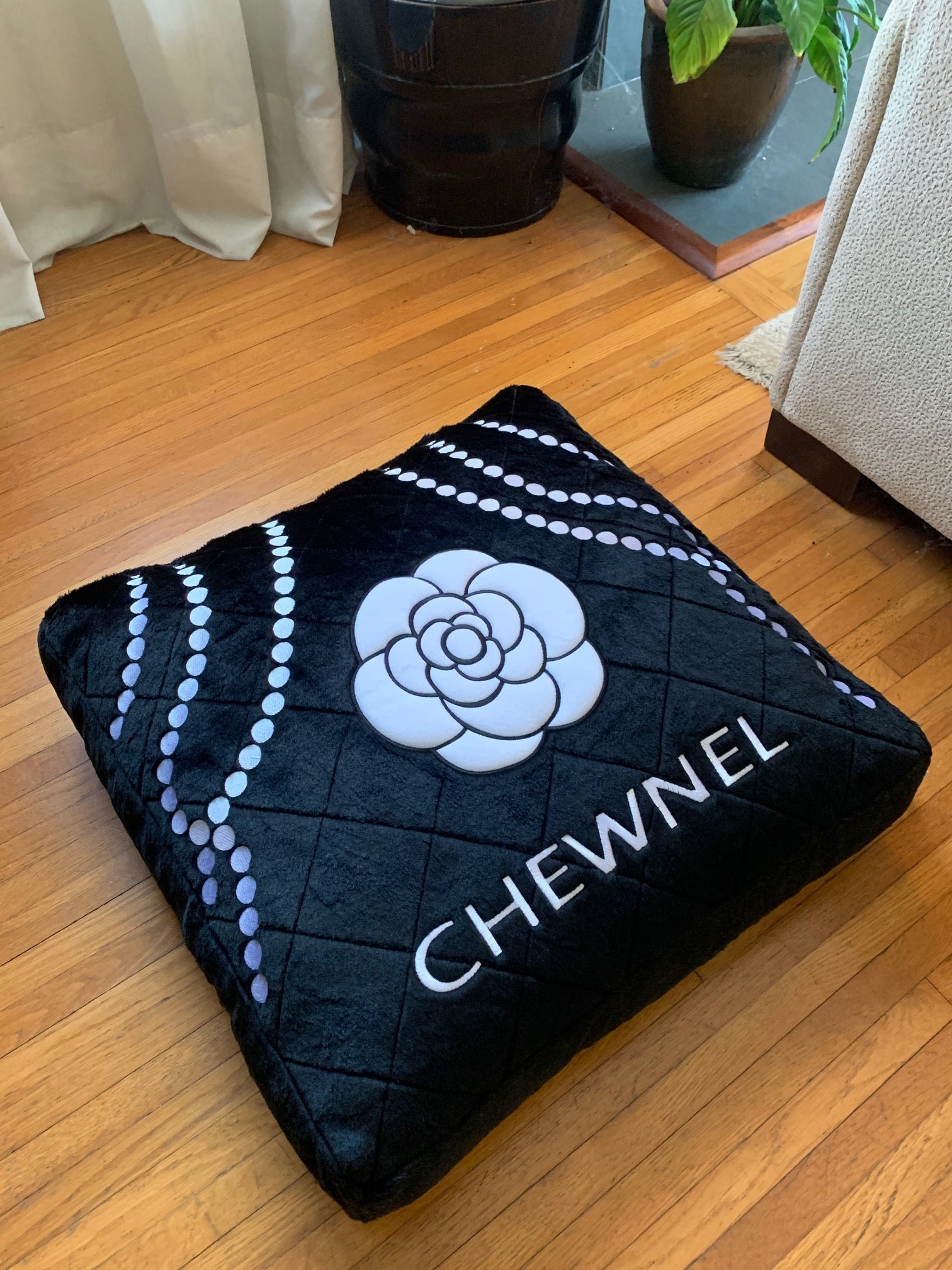 Chewnel Noir Bed